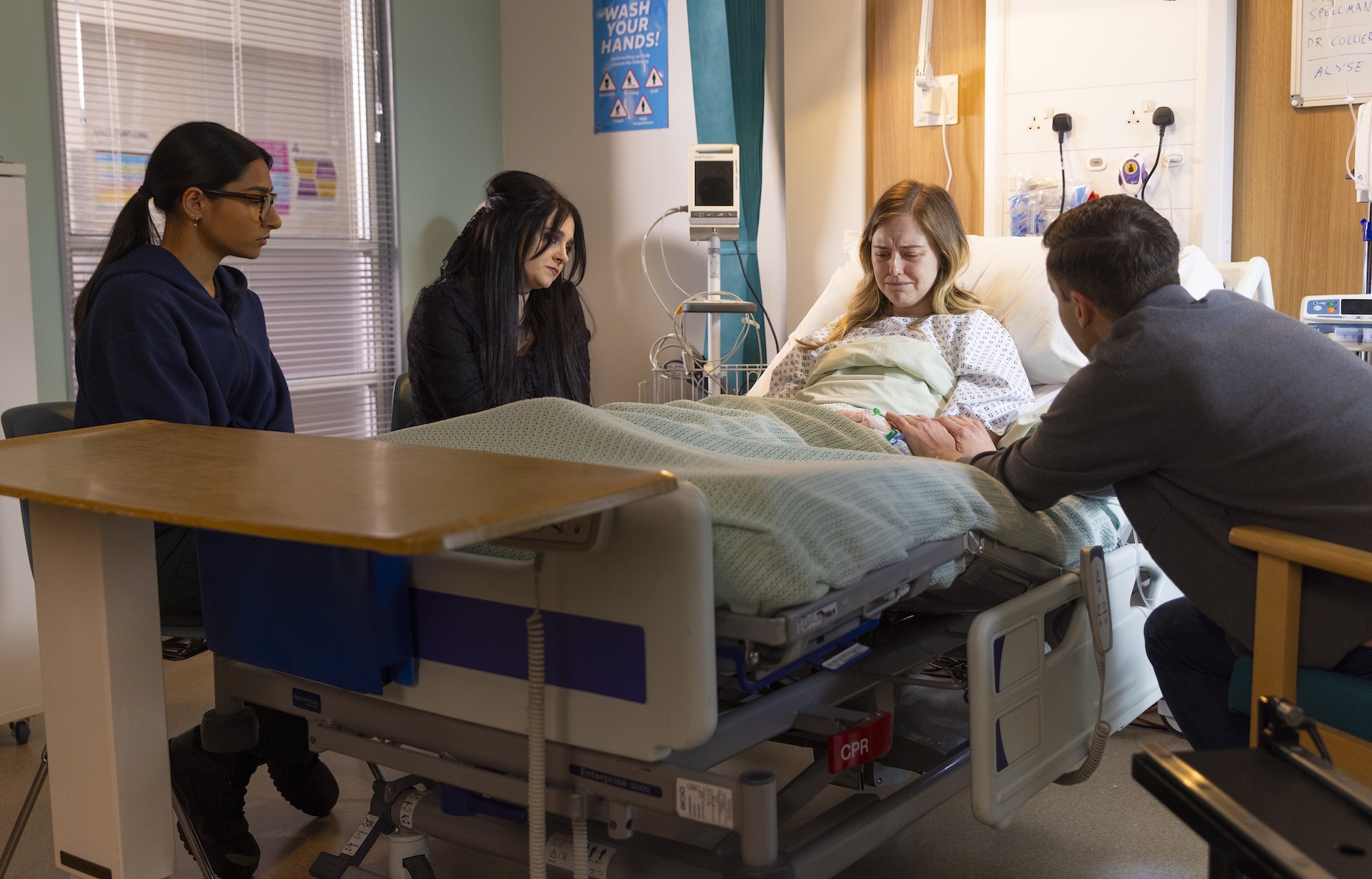 Coronation Street's Summer in hospital visited by friends