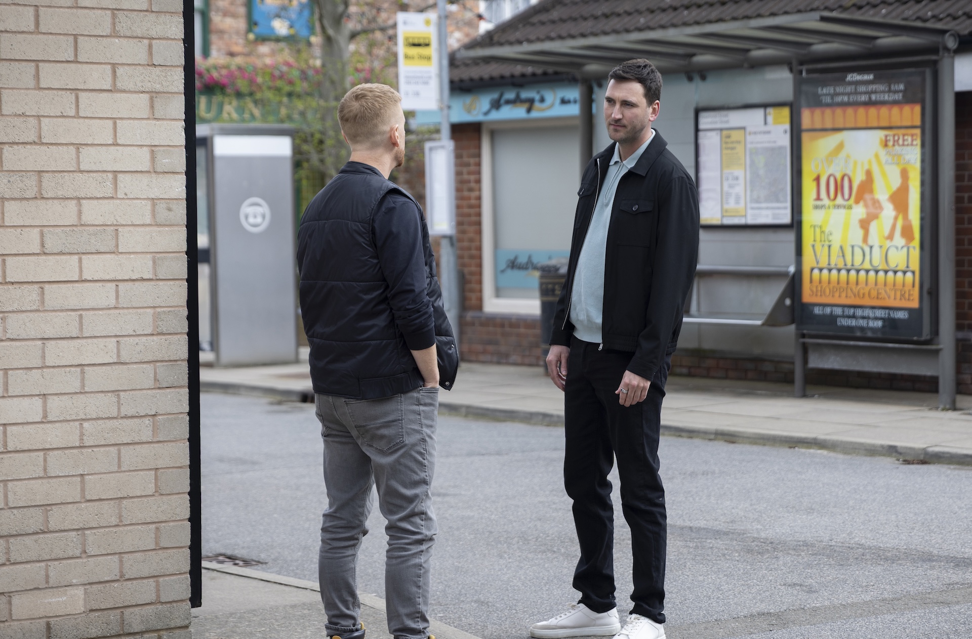 Kit and Gary talking in Coronation Street