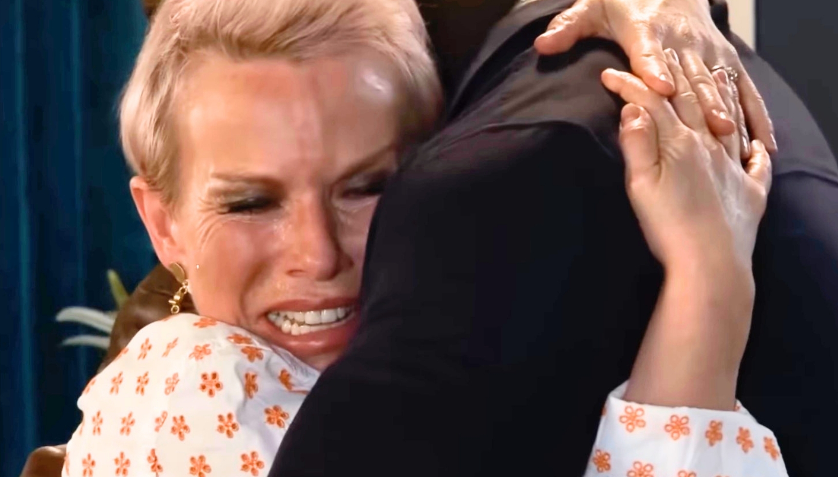 Coronation Street's Debbie upset and hugging Ronnie